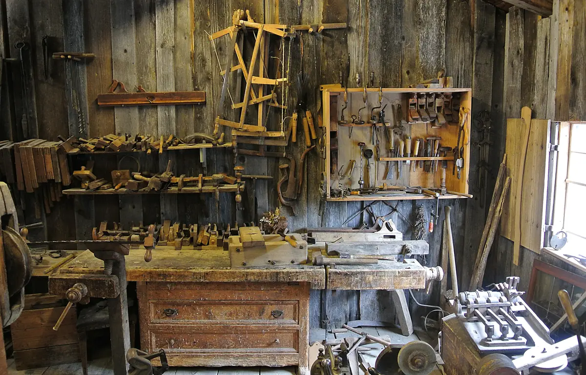Intérieur de l’atelier : établi, outils suspendus, copeaux