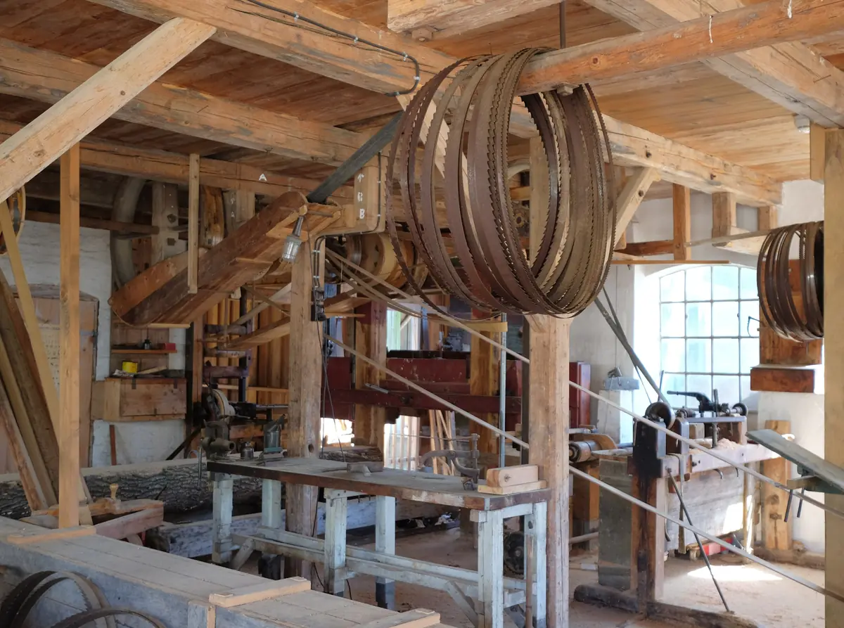 L’atelier baigné de lumière, établis et machines anciennes