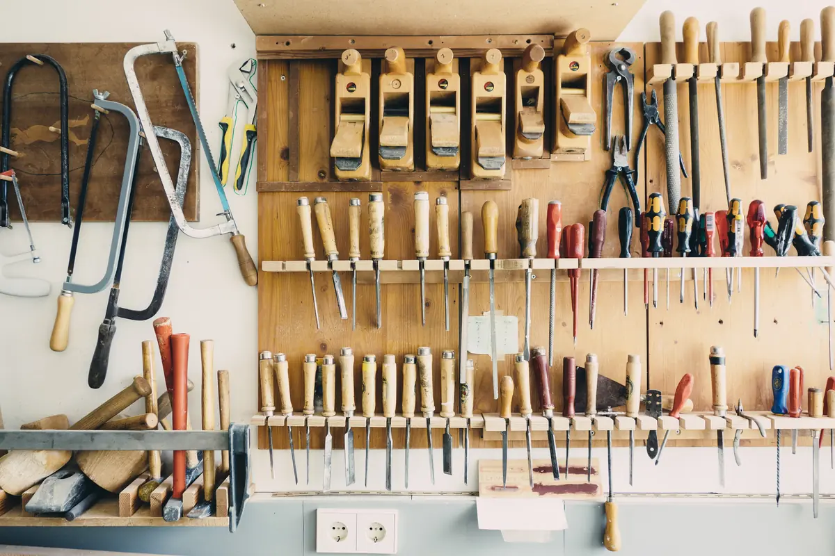 Mur d’outils à main de l’atelier : rabots, ciseaux, scies
