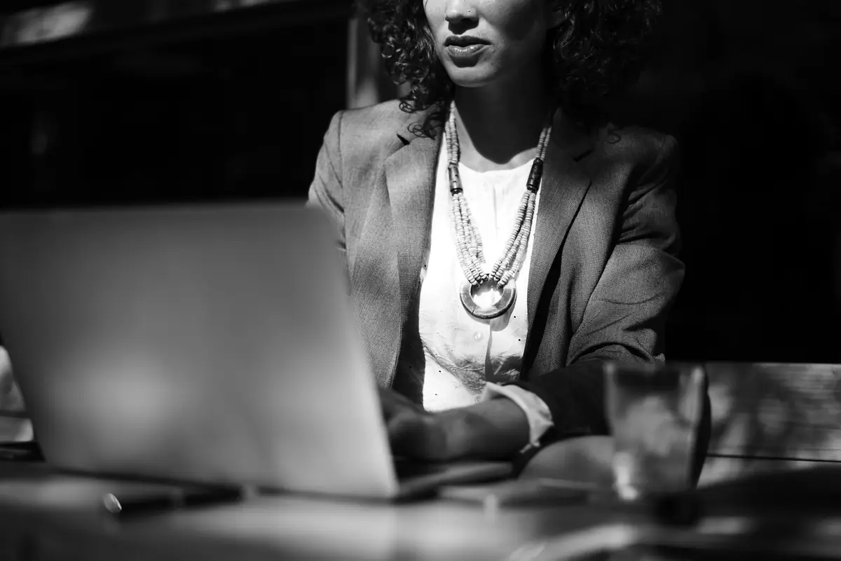Inès Haddad, Associée